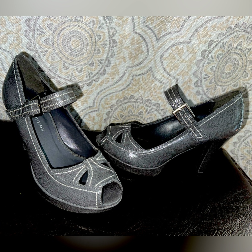Women’s heels grey with white stitching size 7